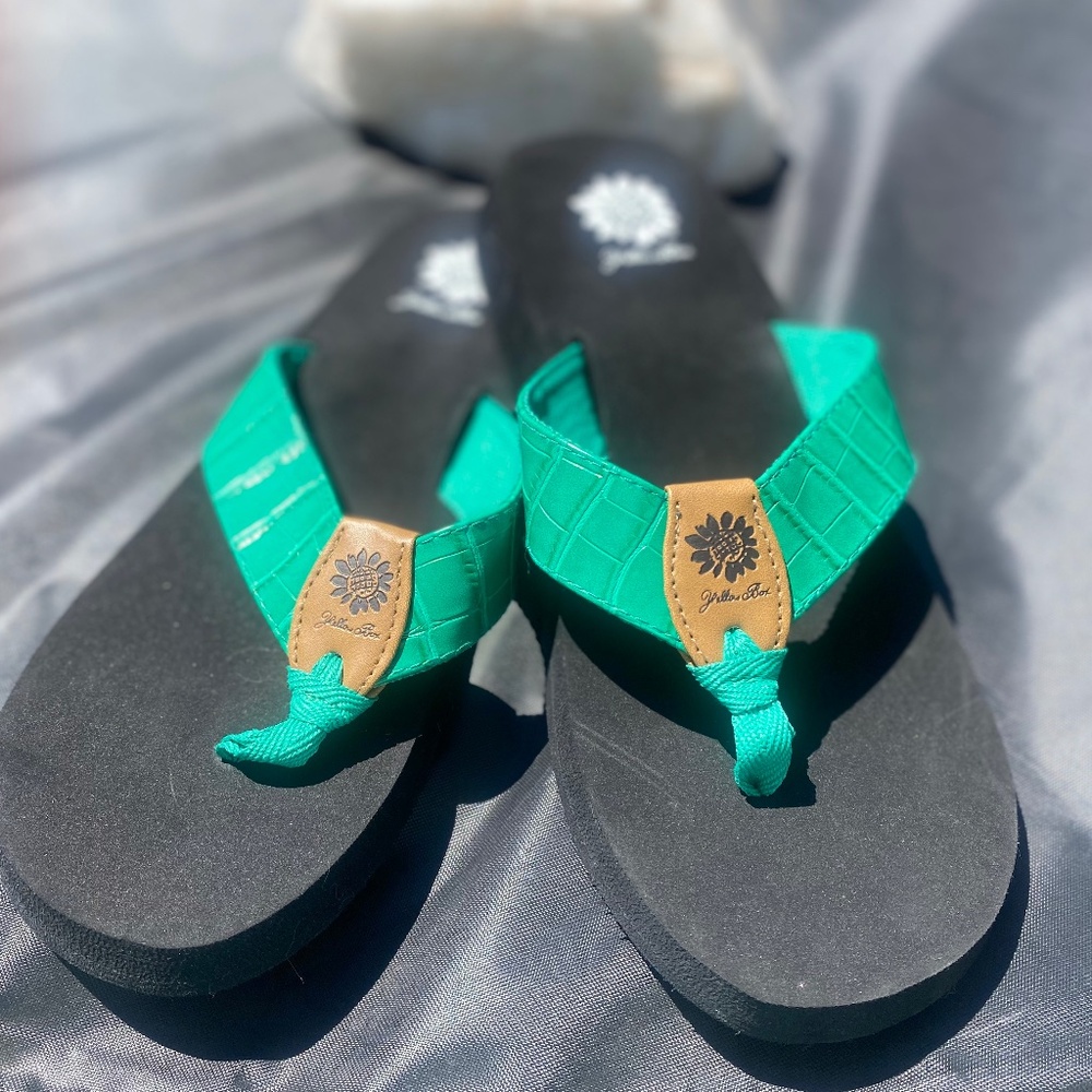 NWOB Yellow Box Adula Green Croc Embossed Flip Flop - size 10